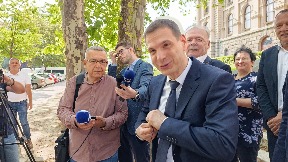 Ne sedeti u Parlamentu